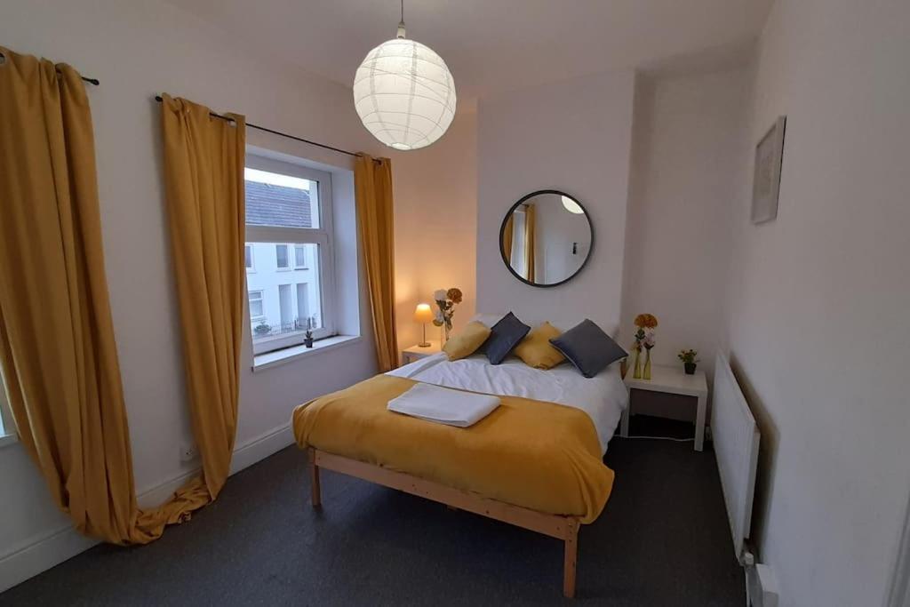 Spacious 4 Bedroom, Free Netflix, Central Location * Cardiff