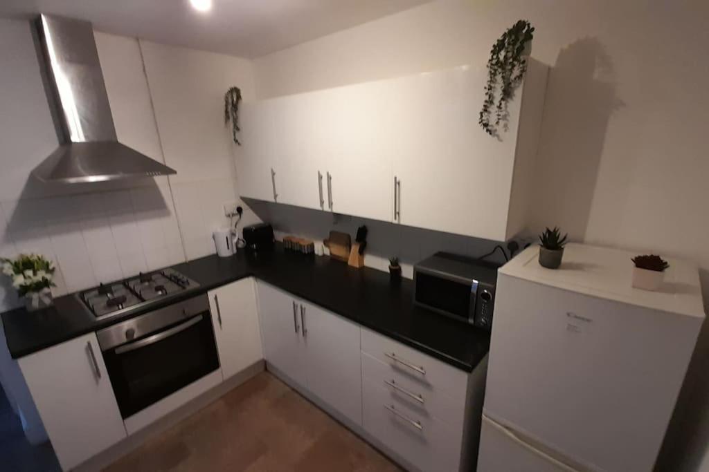 Apartment Spacious 4 Bedroom, Free Netflix, Central Location *
