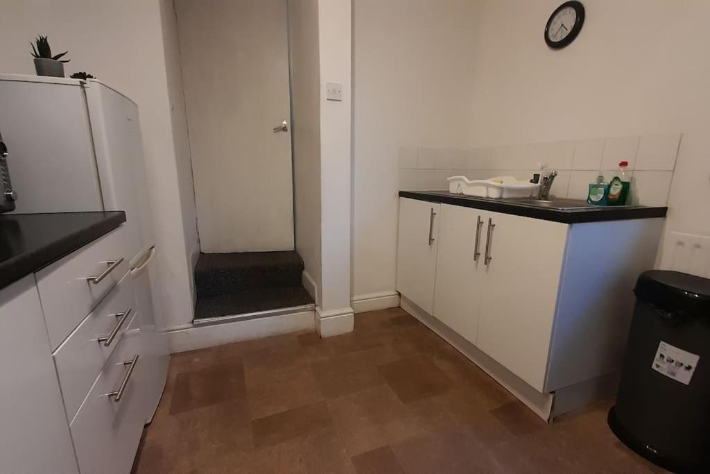 Spacious 4 Bedroom, Free Netflix, Central Location * Cardiff