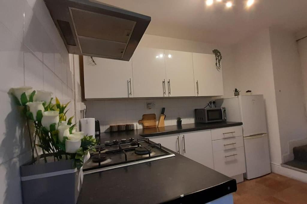 Spacious 4 Bedroom, Free Netflix, Central Location