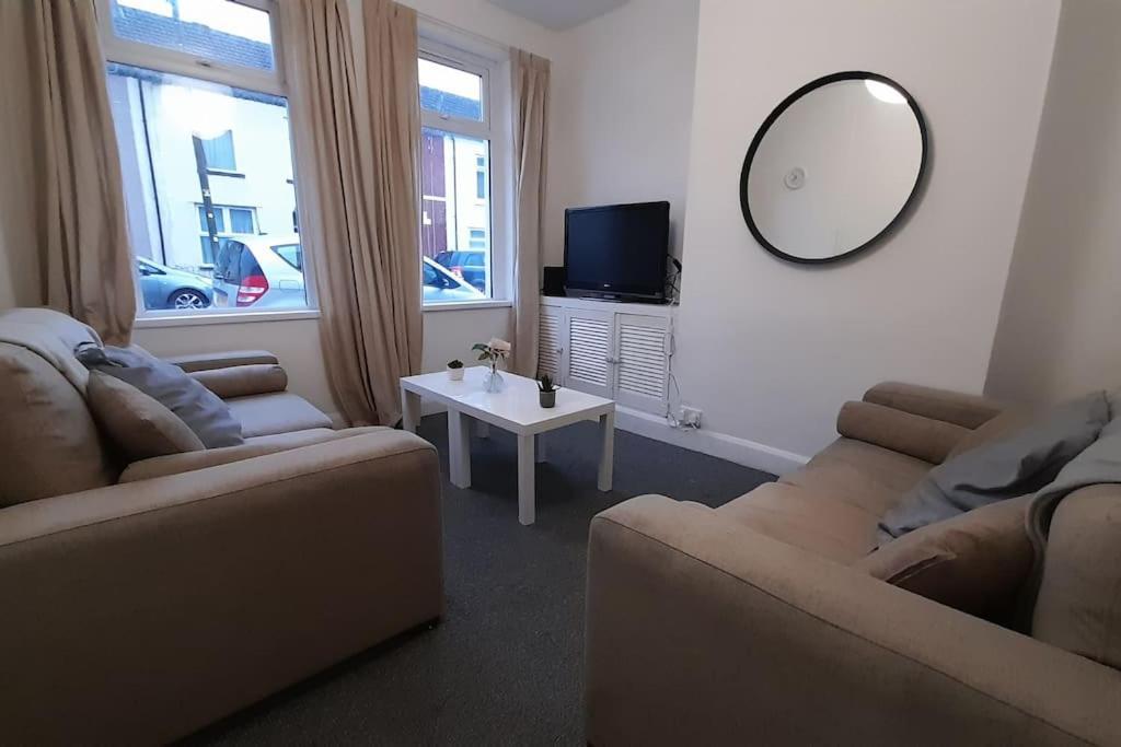Apartment Spacious 4 Bedroom, Free Netflix, Central Location Cardiff