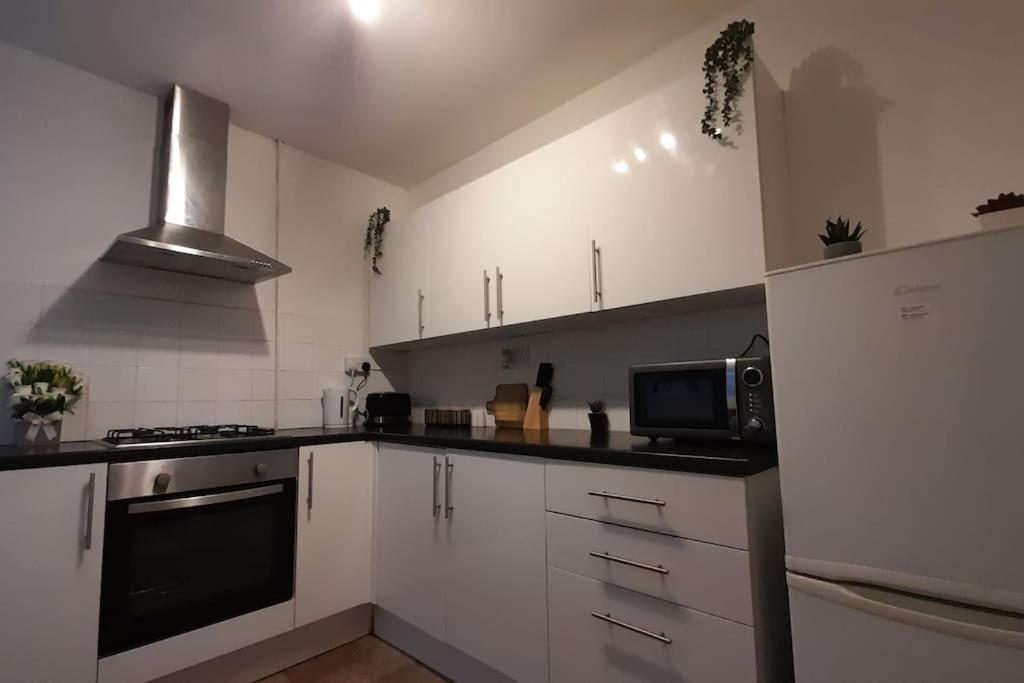 Spacious 4 Bedroom, Free Netflix, Central Location Apartment Cardiff