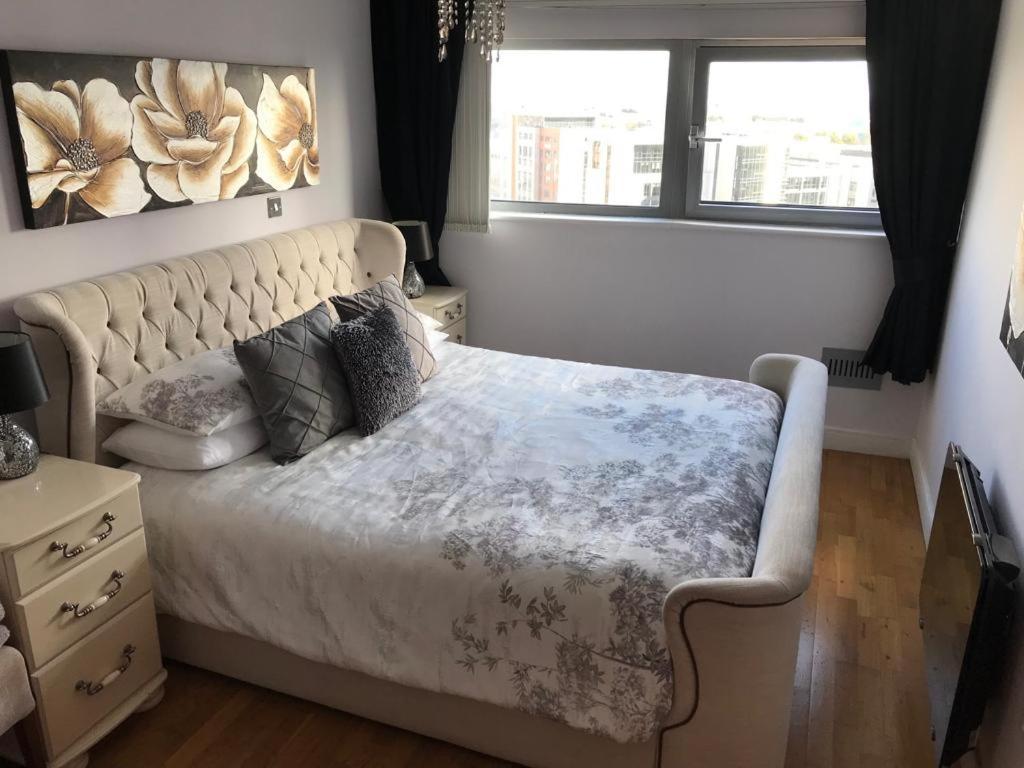Stunning Spacious City Apartment With Free Parking Apartment *