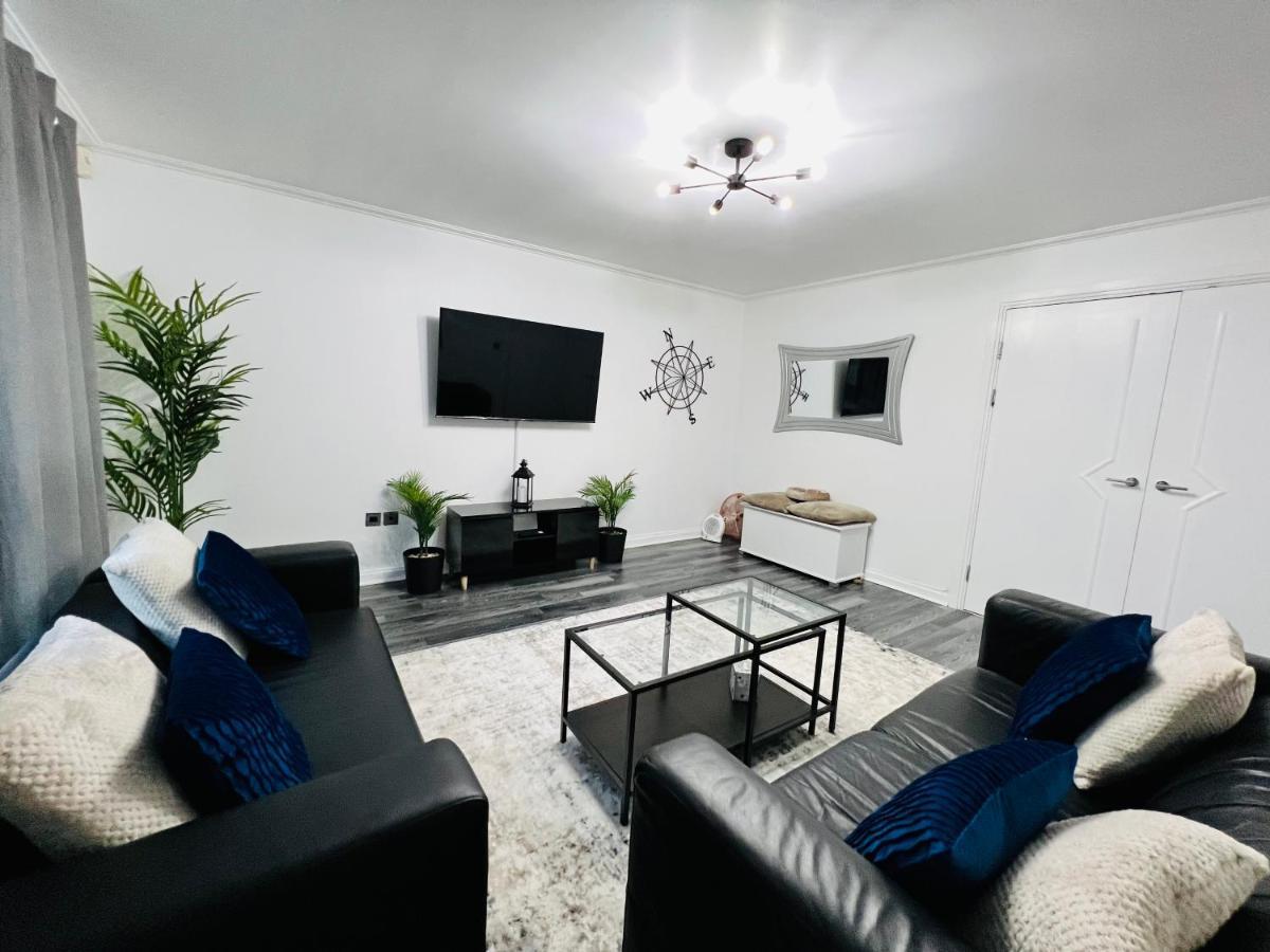 Lush Gated Bay Flat With Fastwifi And Parking
