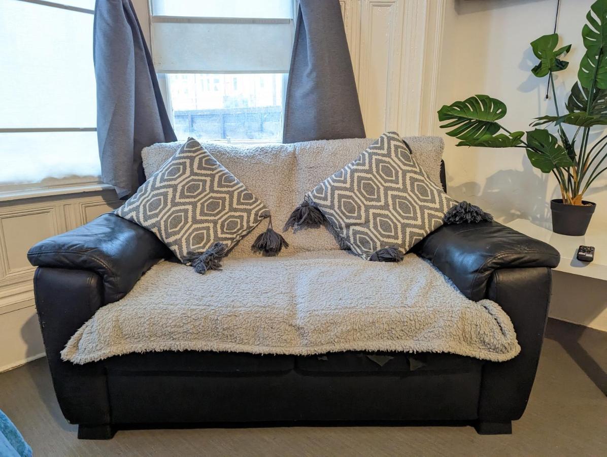 Apartment 1 Bedroom In A Supurb Area Of *