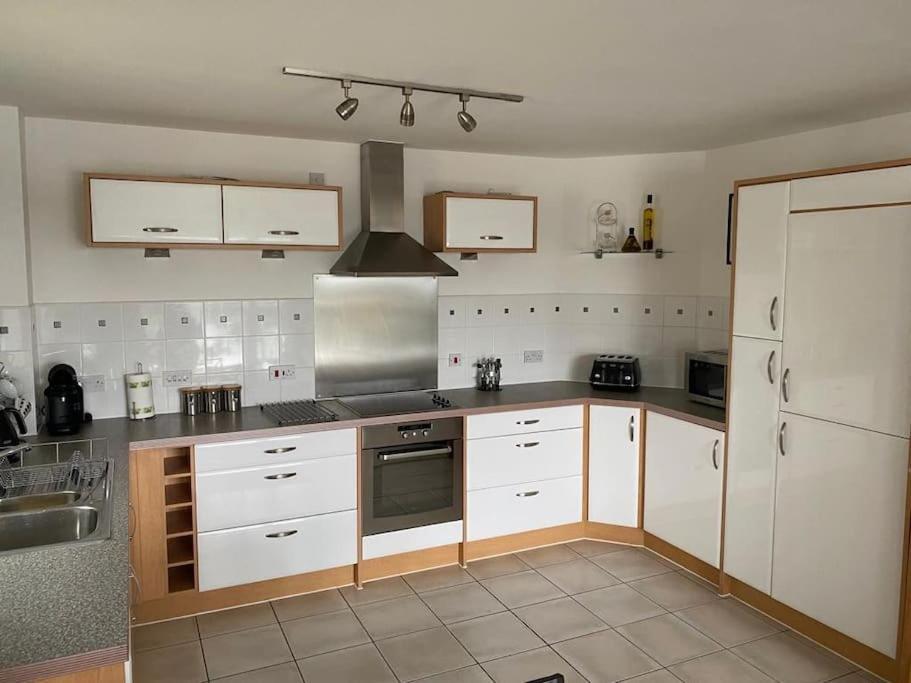 Beautiful River Views: 2 Bed / 2 Bath Modern Flat Apartment *