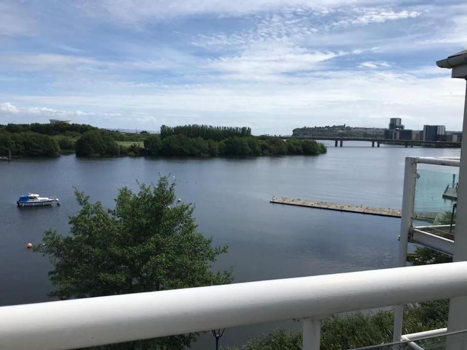 Beautiful River Views: 2 Bed / 2 Bath Modern Flat Apartment *
