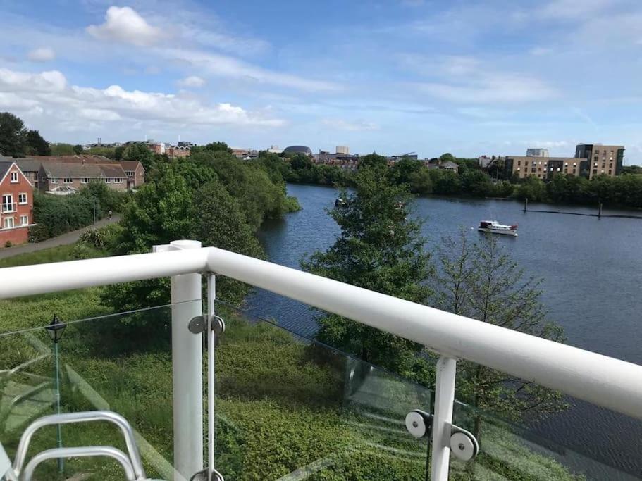 Beautiful River Views: 2 Bed / 2 Bath Modern Flat *