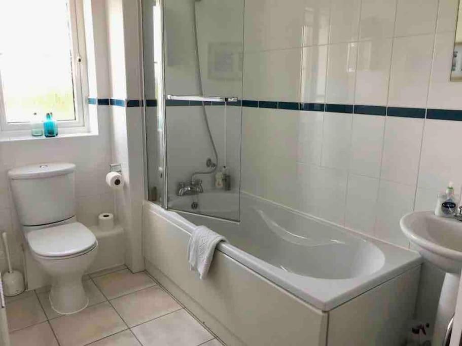 Beautiful River Views: 2 Bed / 2 Bath Modern Flat Apartment *