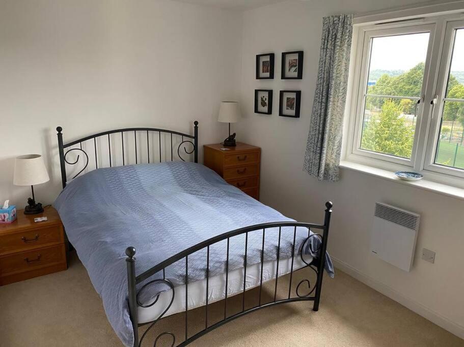 Beautiful River Views: 2 Bed / 2 Bath Modern Flat Apartment
