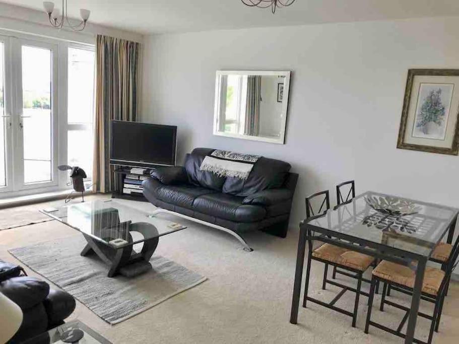 Beautiful River Views: 2 Bed / 2 Bath Modern Flat * Cardiff