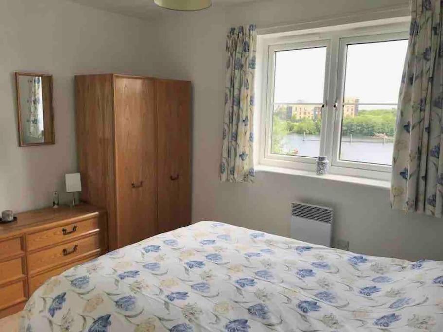 Beautiful River Views: 2 Bed / 2 Bath Modern Flat Apartment Cardiff