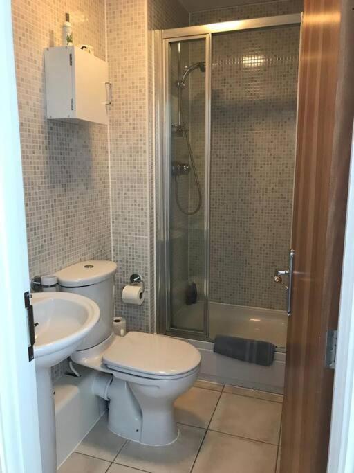 Beautiful River Views: 2 Bed / 2 Bath Modern Flat *
