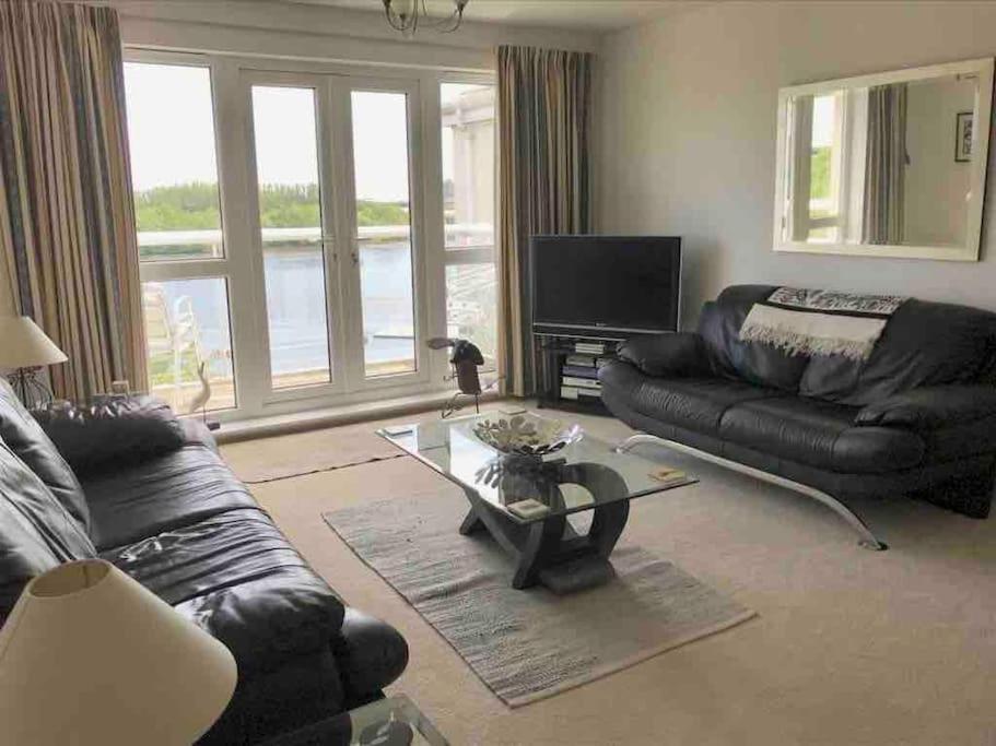 Beautiful River Views: 2 Bed / 2 Bath Modern Flat Apartment Cardiff