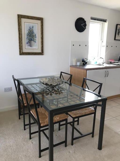 Beautiful River Views: 2 Bed / 2 Bath Modern Flat Cardiff