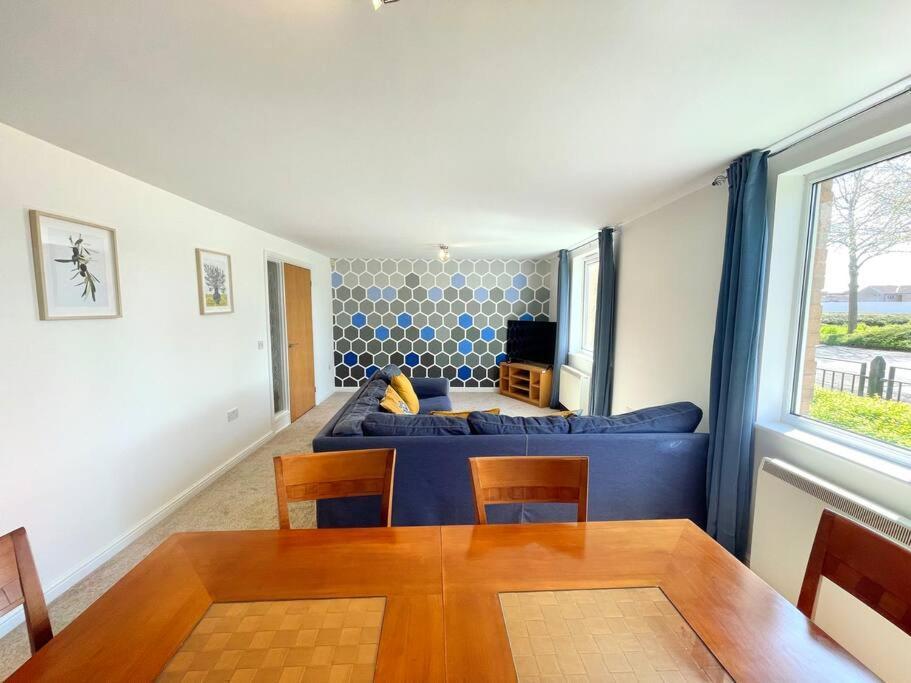 Spacious 3-bedroom Ground Floor Flat With Free Parking In Location *