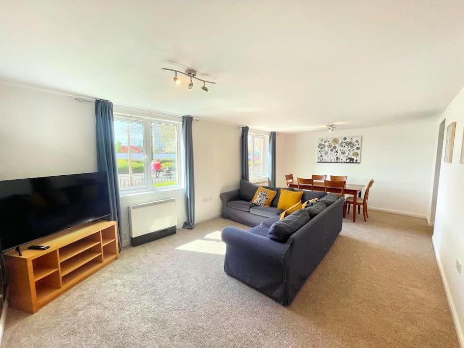 Spacious 3-bedroom Ground Floor Flat With Free Parking In Location Apartment *
