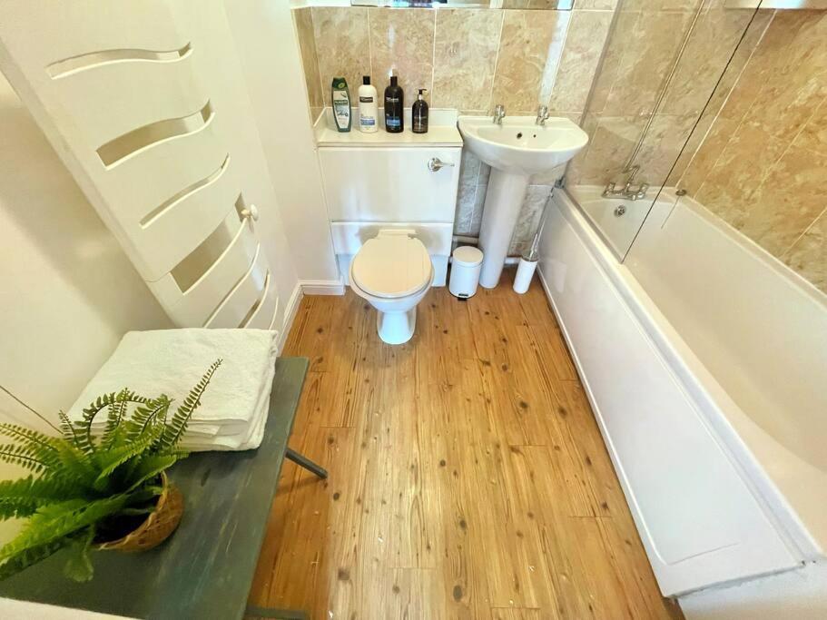 Spacious 3-bedroom Ground Floor Flat With Free Parking In Location