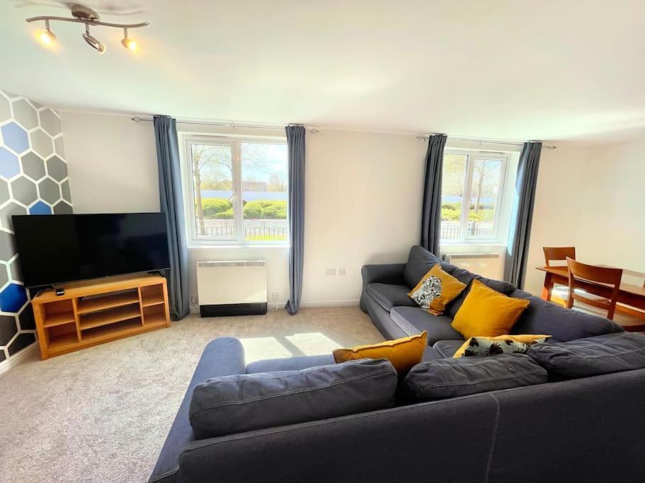 Apartment Spacious 3-bedroom Ground Floor Flat With Free Parking In Location