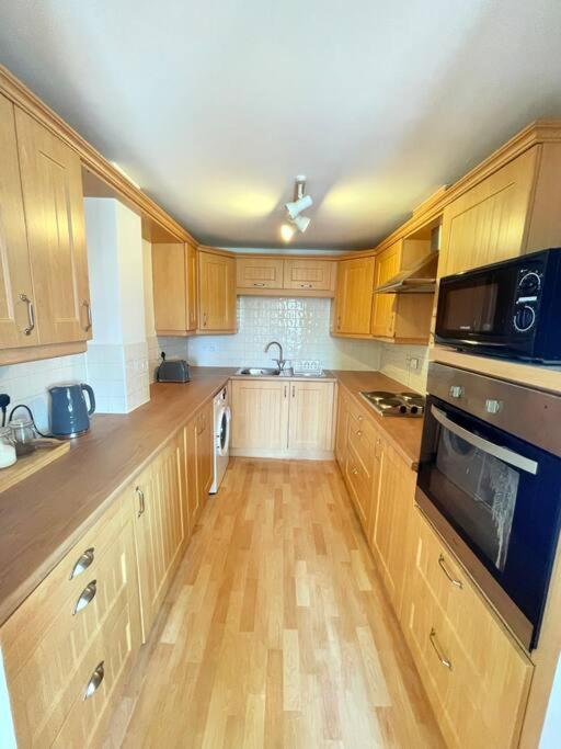 Apartment Spacious 3-bedroom Ground Floor Flat With Free Parking In Location *