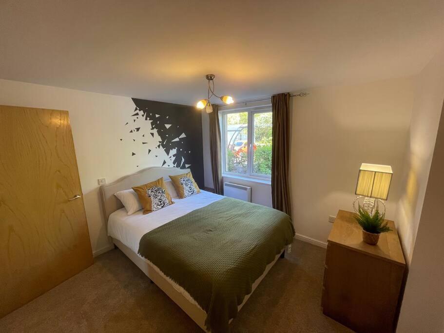 Spacious 3-bedroom Ground Floor Flat With Free Parking In Location Apartment