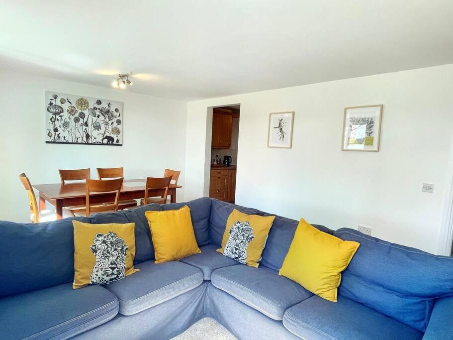 Spacious 3-bedroom Ground Floor Flat With Free Parking In Location