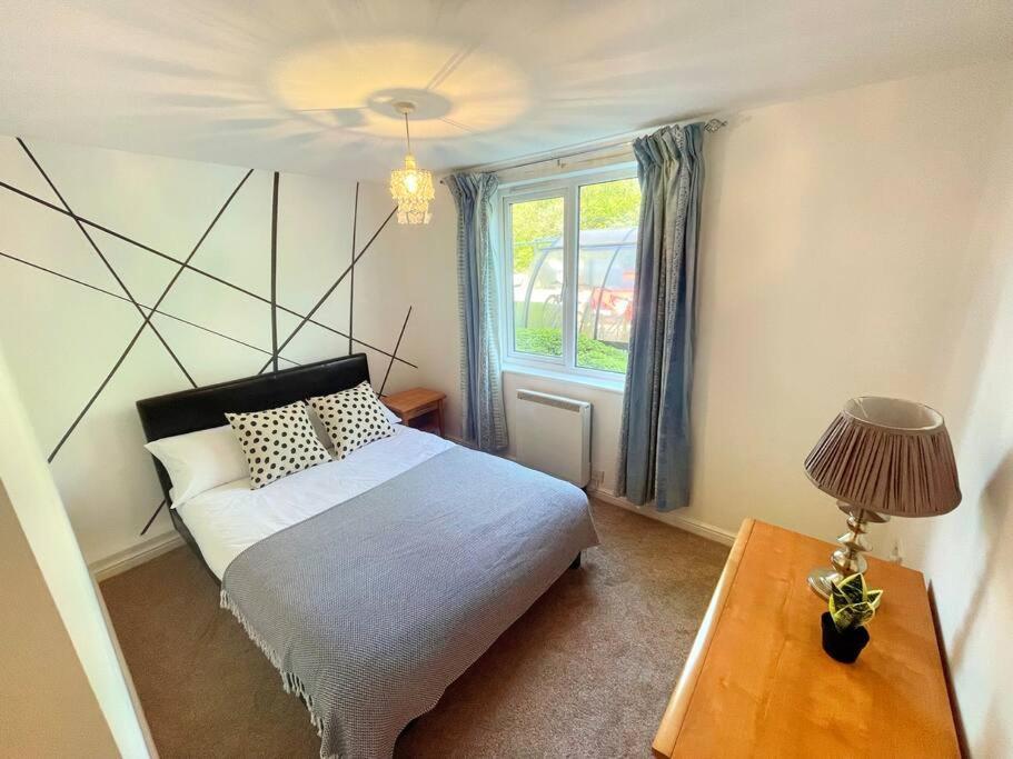 Spacious 3-bedroom Ground Floor Flat With Free Parking In Location Apartment *