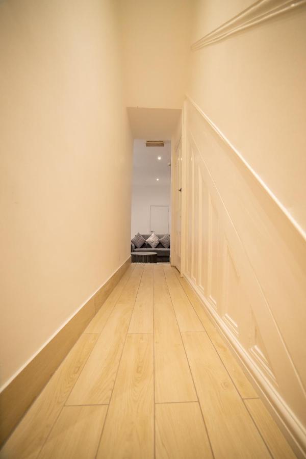 Entire 2 Bedroom Ground Floor Centre & Stadium *