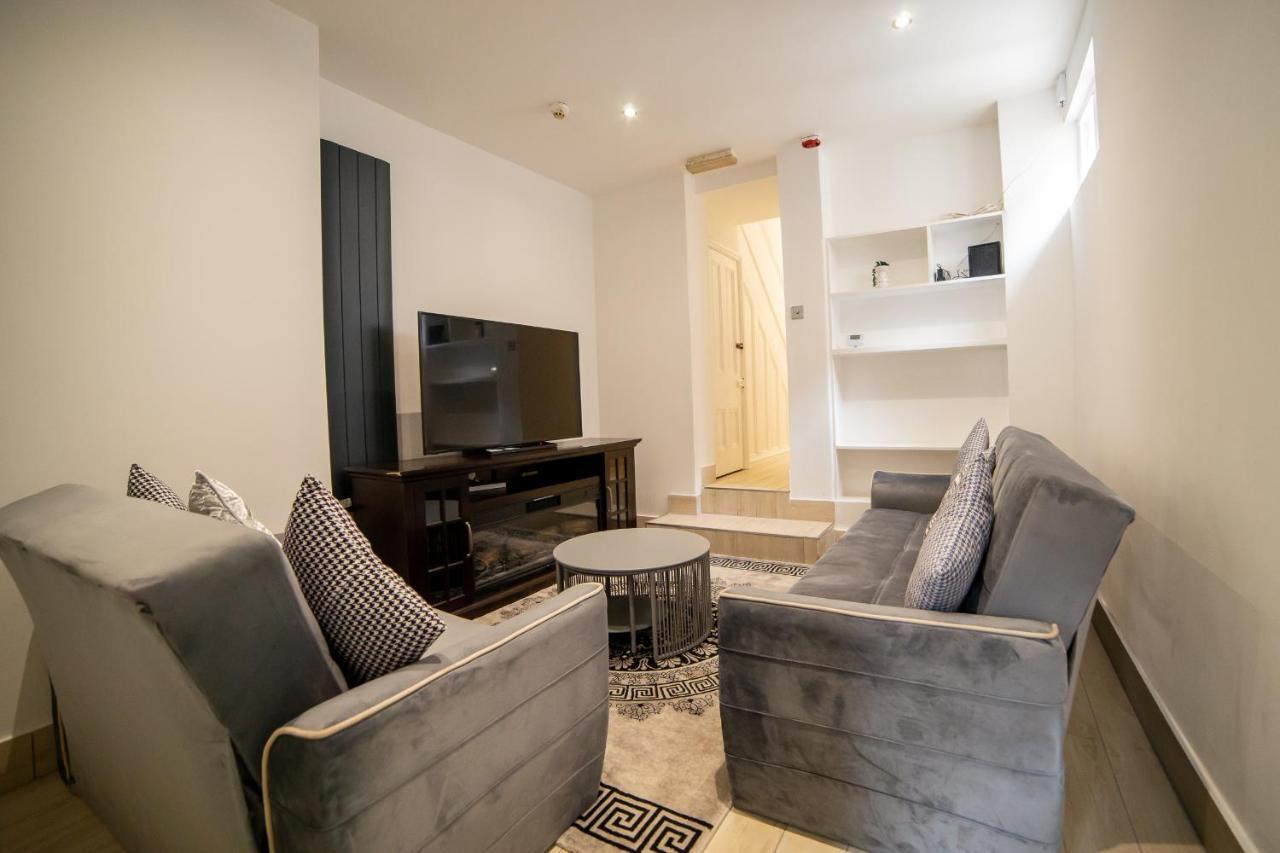 Entire 2 Bedroom Ground Floor Centre & Stadium Apartment