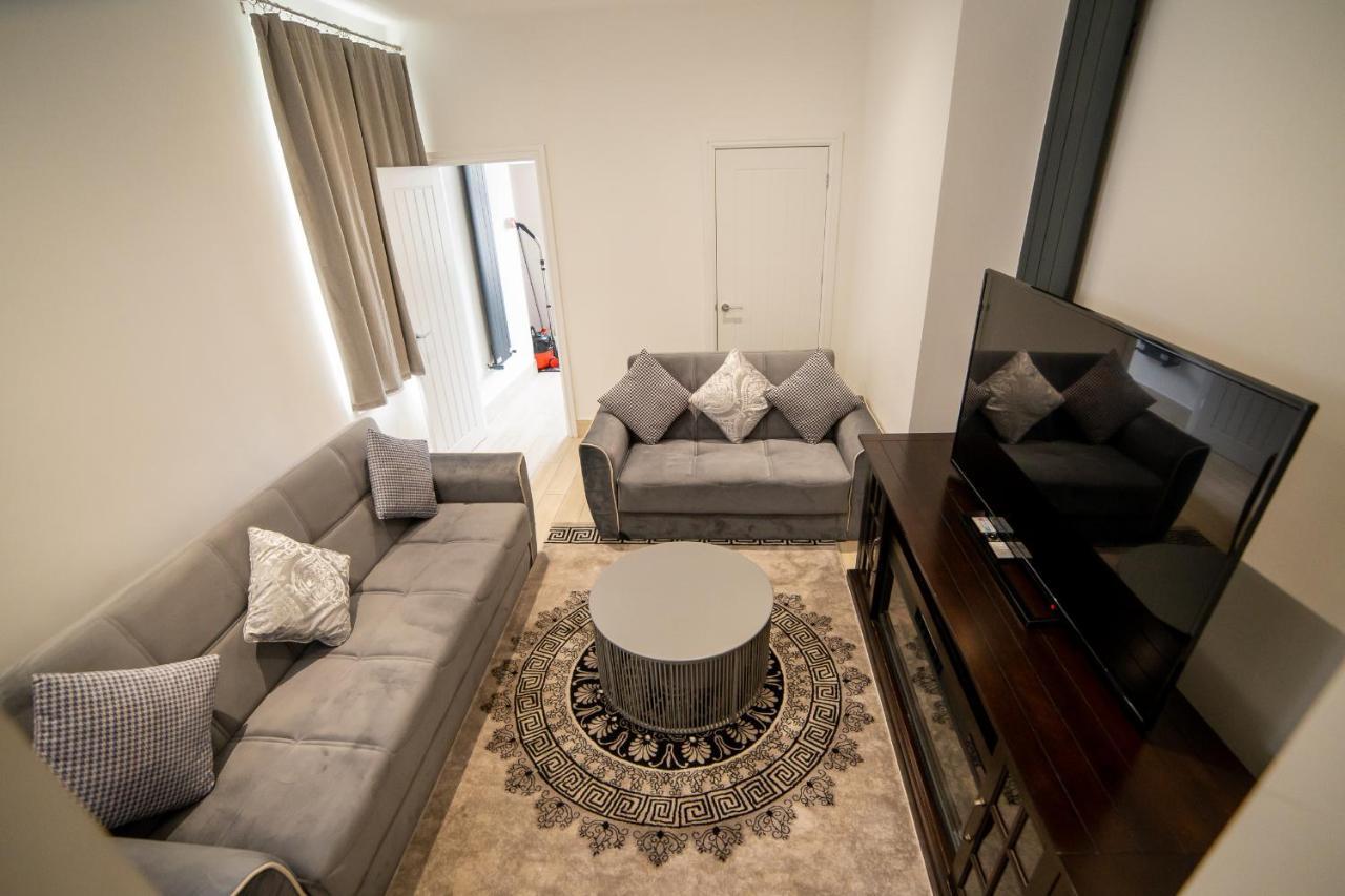 Entire 2 Bedroom Ground Floor Centre & Stadium Apartment