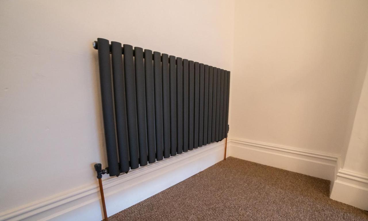 Entire 2 Bedroom Ground Floor Centre & Stadium Apartment *