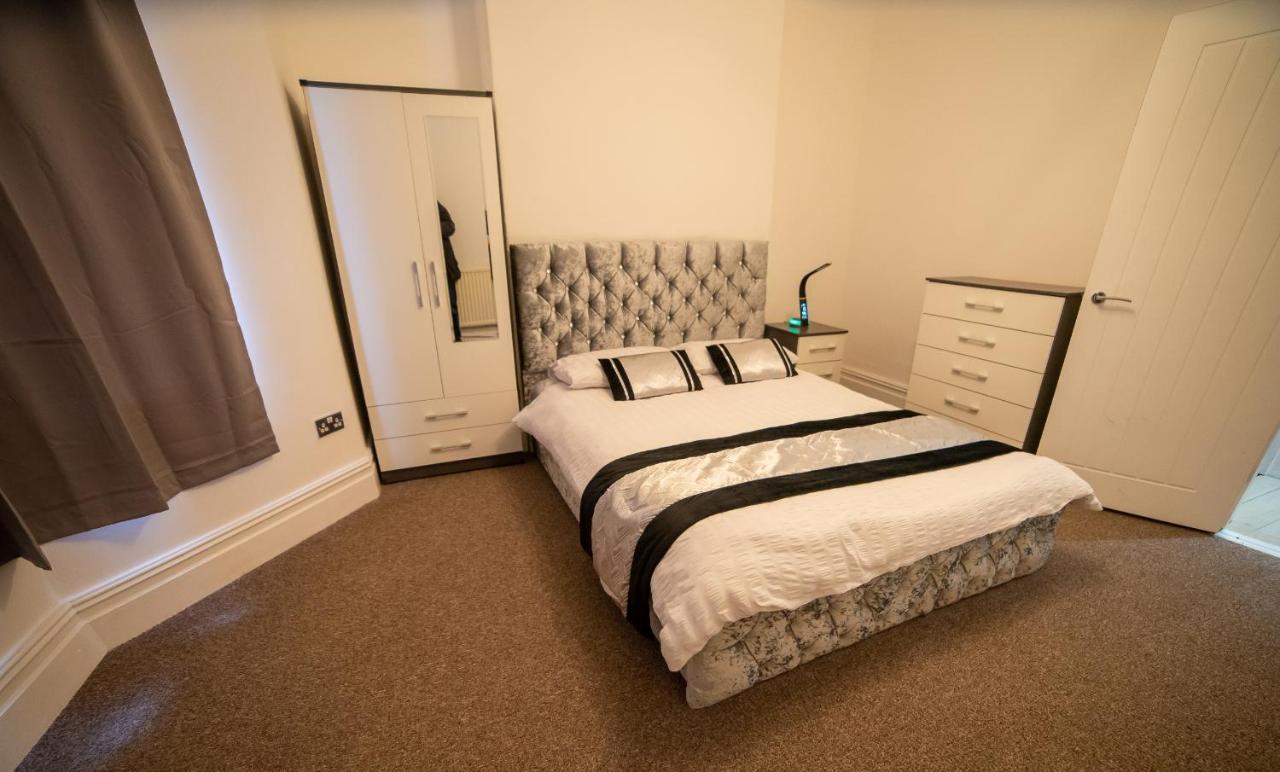 Entire 2 Bedroom Ground Floor Centre & Stadium *