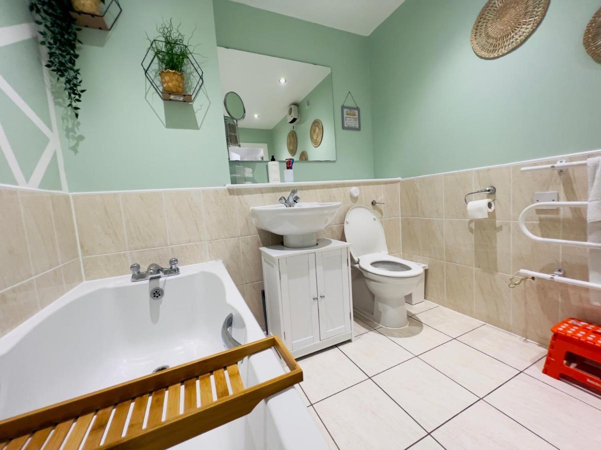 Lush Gated Bay Flat With Fastwifi And Parking *