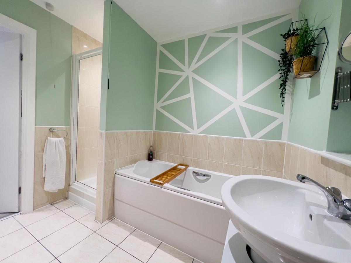 Lush Gated Bay Flat With Fastwifi And Parking