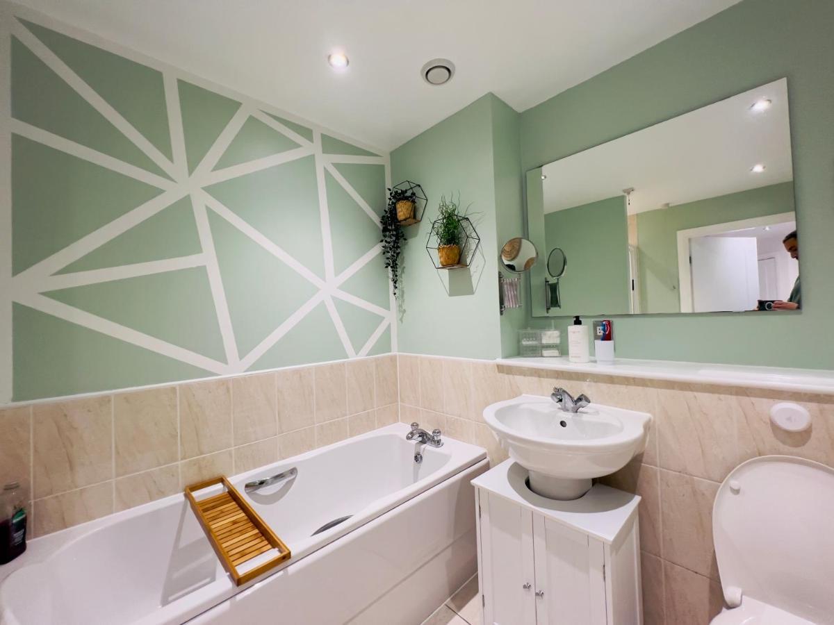 Apartment Lush Gated Bay Flat With Fastwifi And Parking