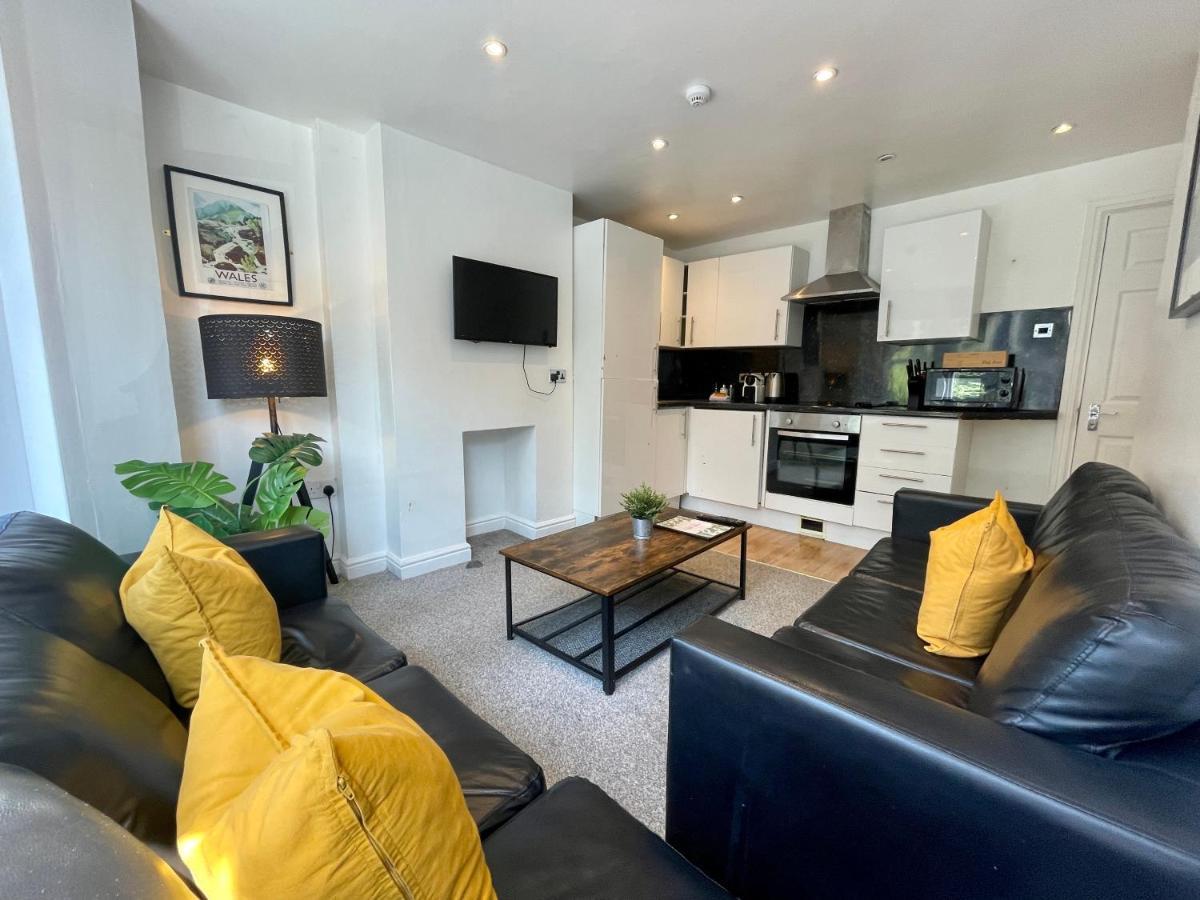 8 Person, 4 Bedroom Light, Warm & Modern Apartment