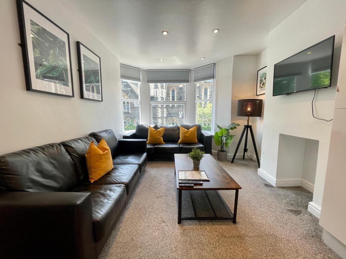 8 Person, 4 Bedroom Light, Warm & Modern Apartment *