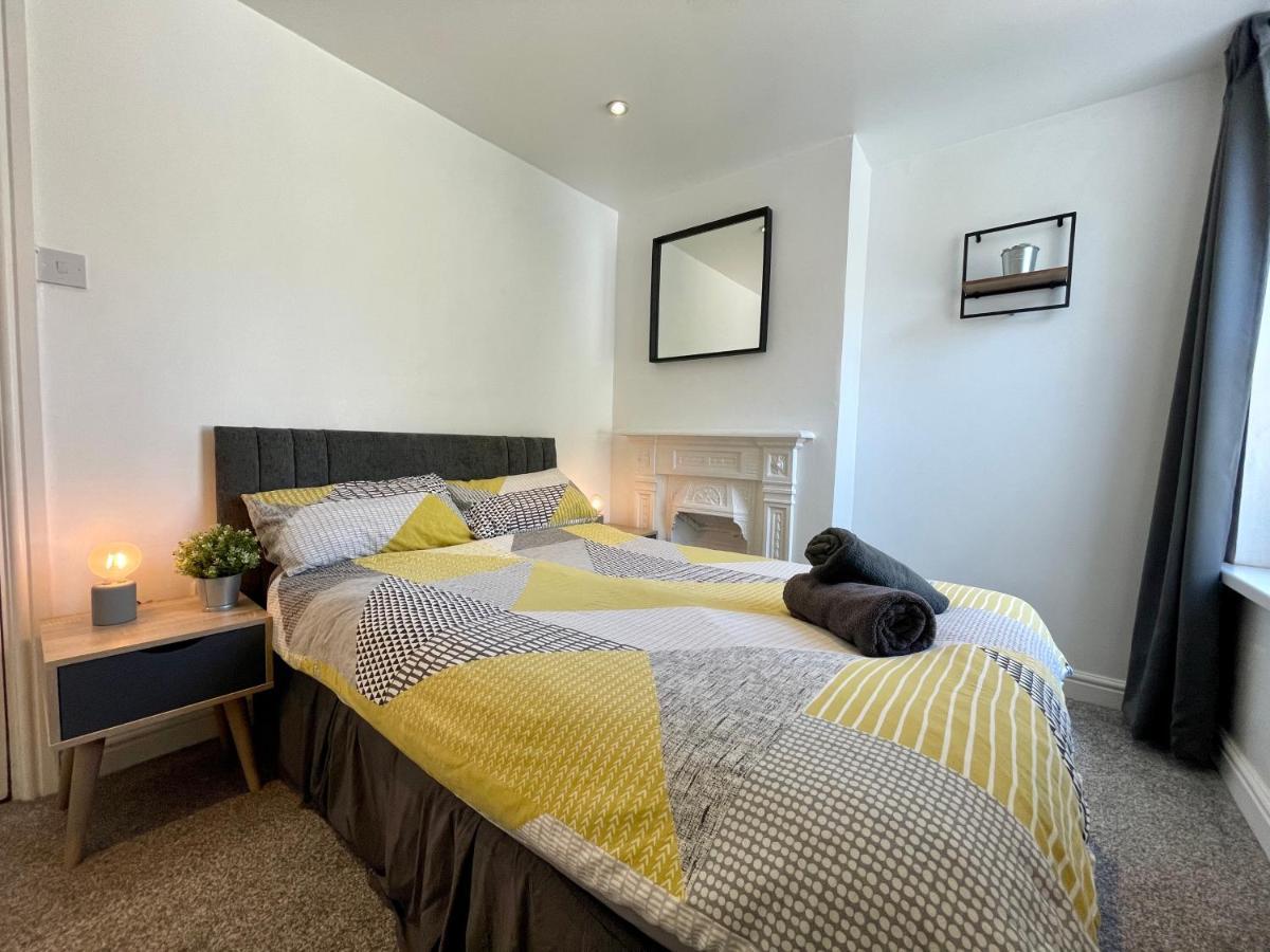8 Person, 4 Bedroom Light, Warm & Modern