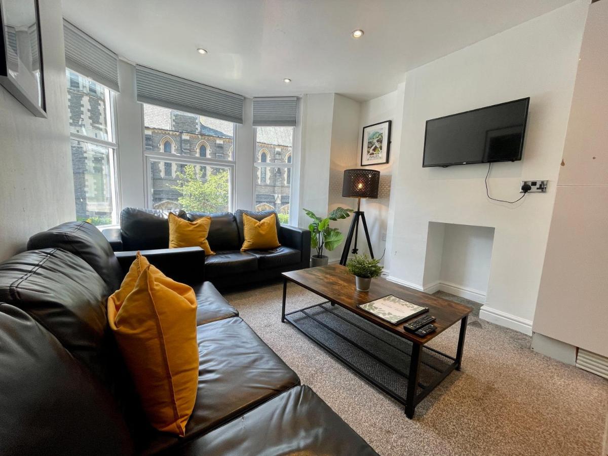 Apartment 8 Person, 4 Bedroom Light, Warm & Modern