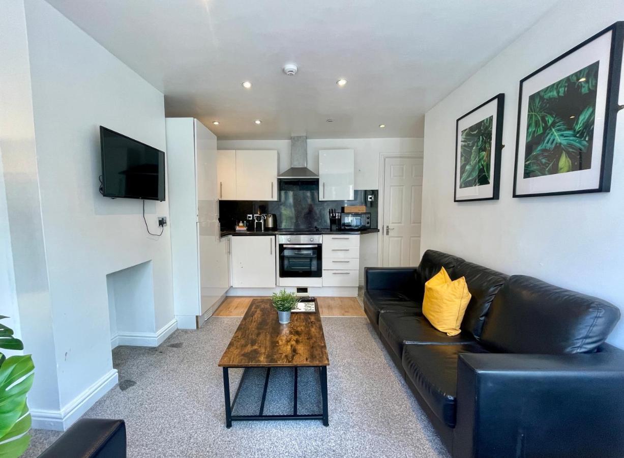 8 Person, 4 Bedroom Light, Warm & Modern Apartment *