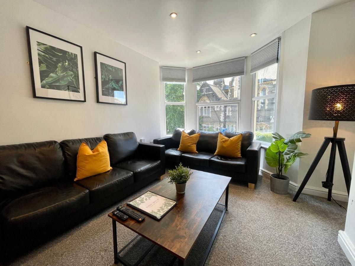 8 Person, 4 Bedroom Light, Warm & Modern Apartment Cardiff
