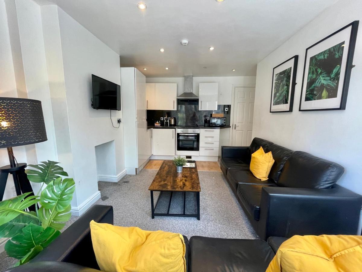 Apartment 8 Person, 4 Bedroom Light, Warm & Modern Cardiff