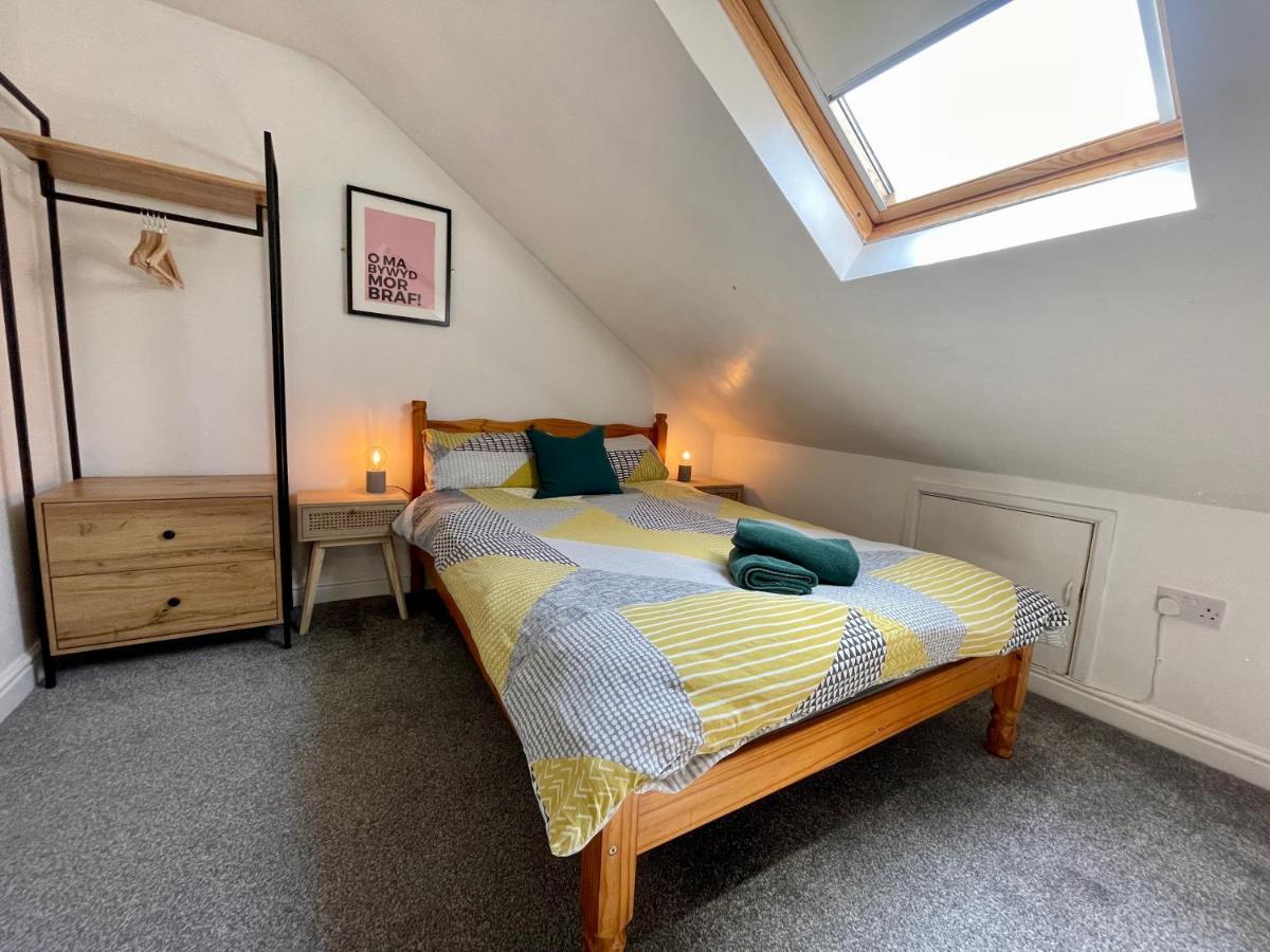 8 Person, 4 Bedroom Light, Warm & Modern Apartment