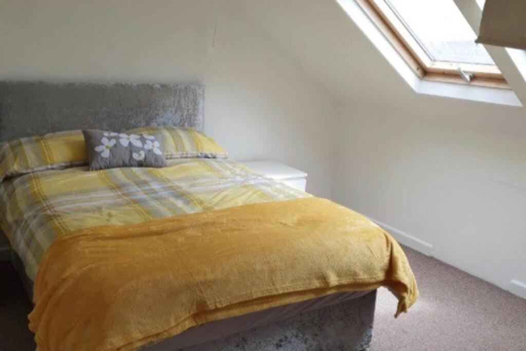 Large Three Bedroom With Roof Terrace Near Centre