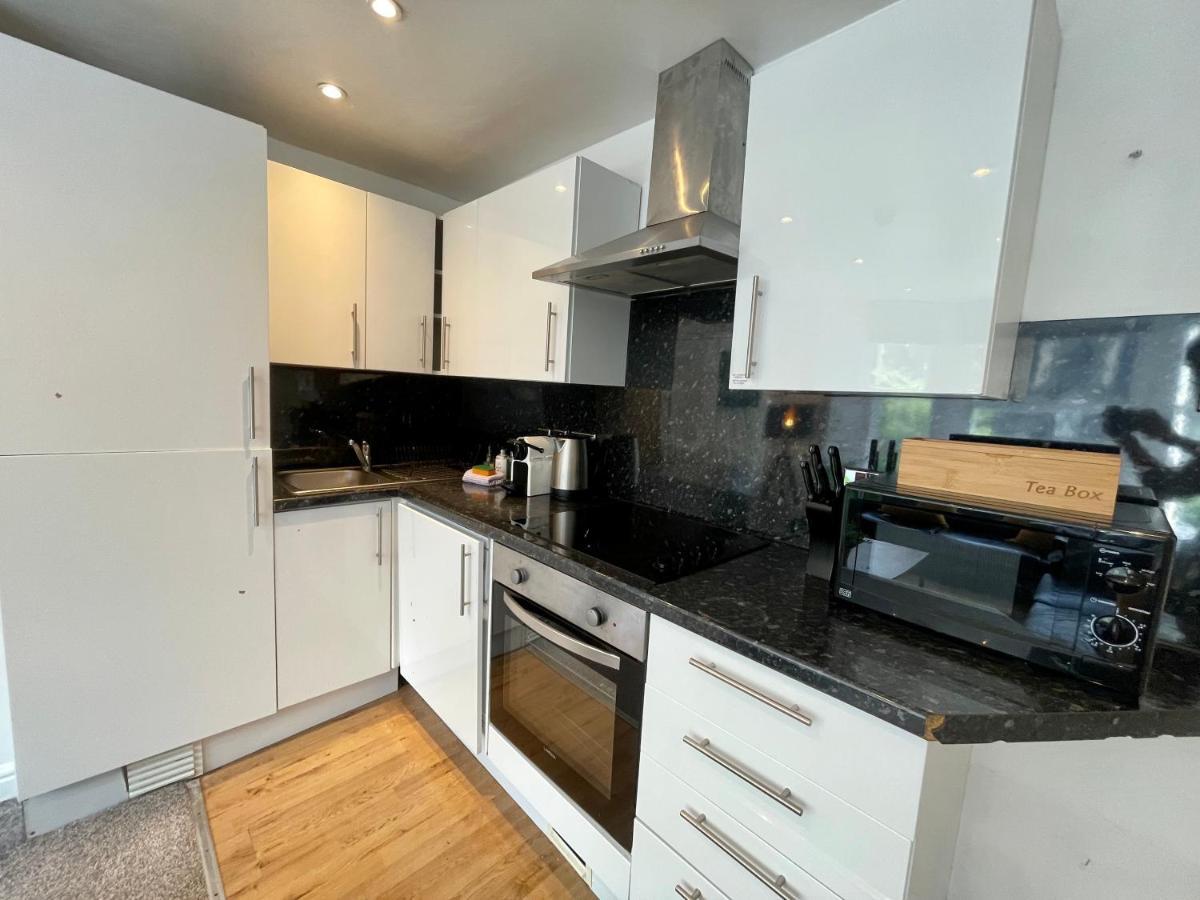8 Person, 4 Bedroom Light, Warm & Modern Apartment