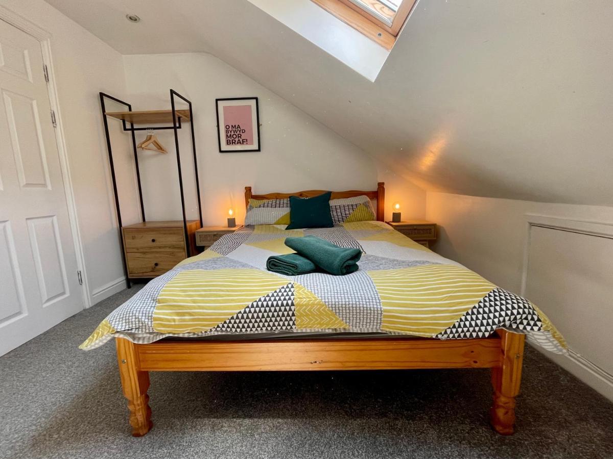 8 Person, 4 Bedroom Light, Warm & Modern Apartment