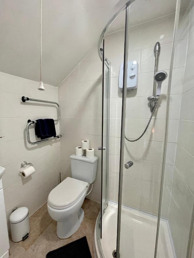 8 Person, 4 Bedroom Light, Warm & Modern * Cardiff