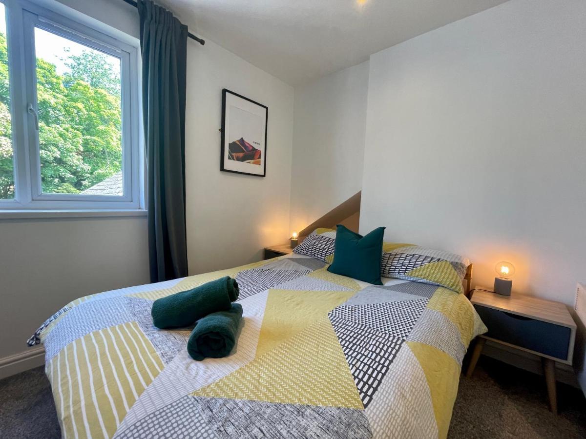 8 Person, 4 Bedroom Light, Warm & Modern Apartment Cardiff