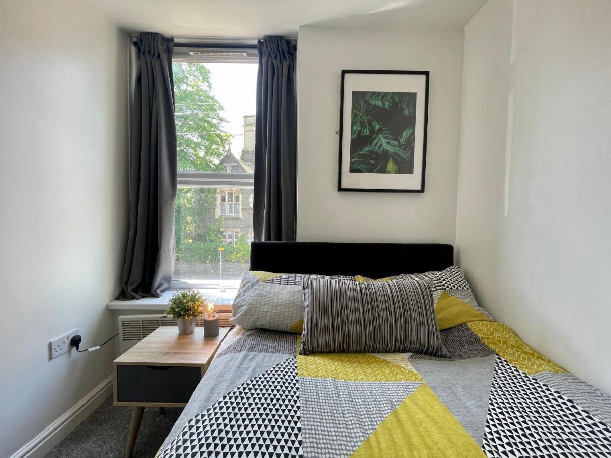 8 Person, 4 Bedroom Light, Warm & Modern * Cardiff