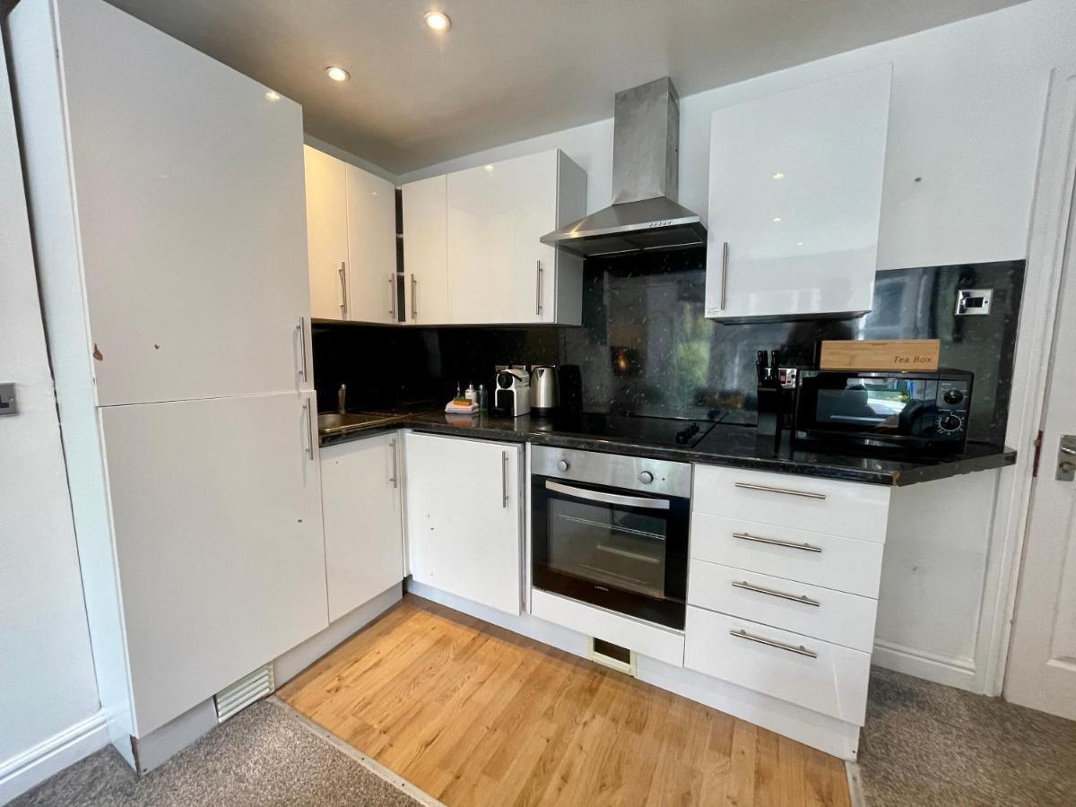 8 Person, 4 Bedroom Light, Warm & Modern Cardiff